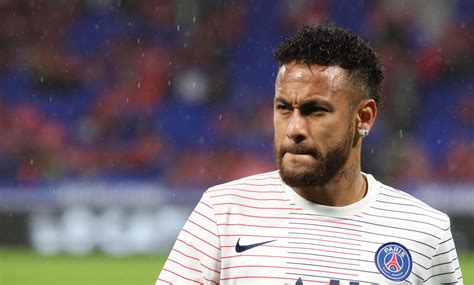 Acho que Neymar ficará no PSG diz empresário do brasileiro