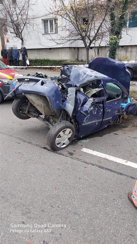 roman24 Un Logan a fost târât zeci de metri de remorca unui camion