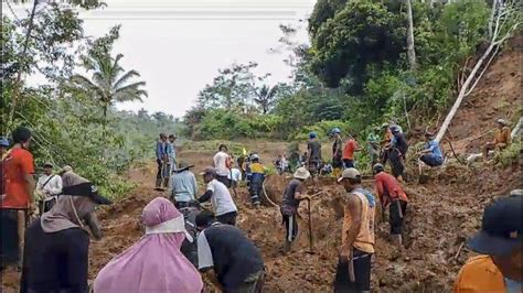 Masyarakat Ikut Bersihkan Material Longsor Yang Tutup Jalan Penghubung