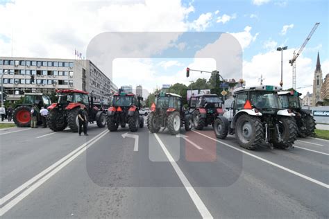 Poljoprivrednici Protestuju U Novom Sadu Traktori Parkirani Kod Banovine