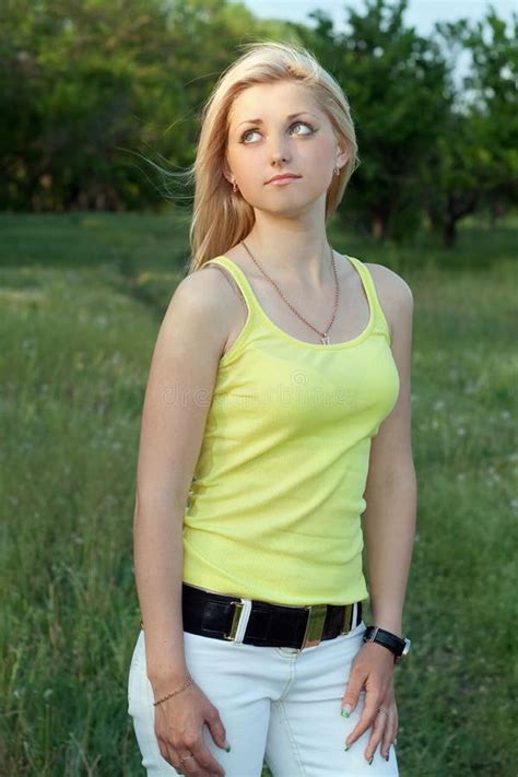 Retrato Da Menina 14 Anos Na Natureza Foto De Stock Imagem De Longo