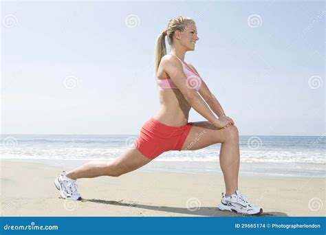 Donna Che Fa Esercizio Di Forma Fisica Sulla Spiaggia Fotografia Stock