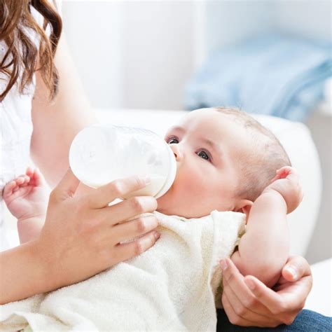 Waarom het oké is om over te stappen van borst- naar flesvoeding