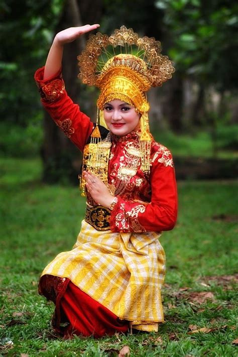 78 Traditional Costumes from around the World ... | Costumes around the ...