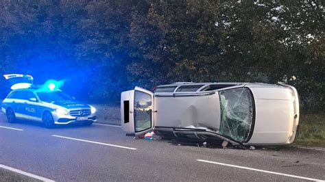 W Stenrot Frontalcrash Beim Berholen Auto Berschl Gt Sich Auf B