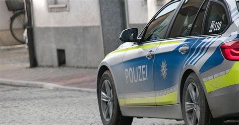 N Rnberg Unbekannter Fahrer Rammt Vier Autos Und Fl Chtet