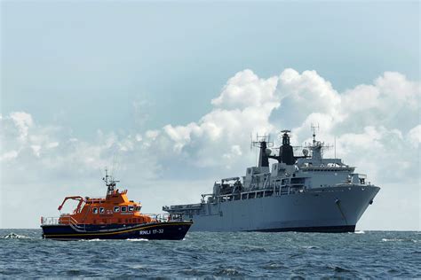 Picture Shows The Royal National Lifeboat Institution Rnli 17 32