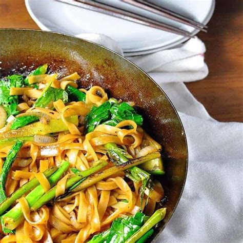 Vegetarian Stir Fried Thai Noodles Pad See Ew Recipetin Eats