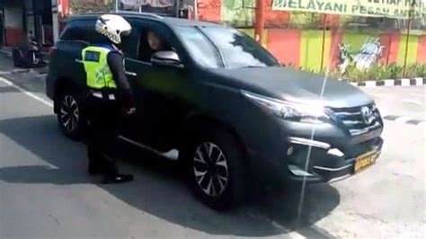 Viral Video Mobil Berplat Dinas Polisi Dihentikan Di Jalur Puncak Bawa