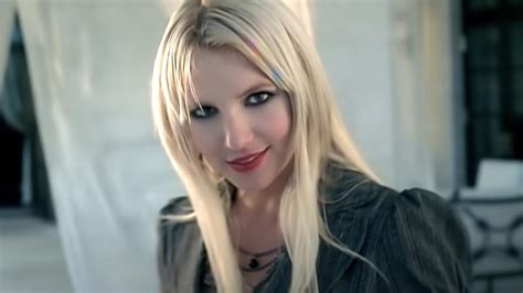 Britney Spears Took Some Bikini Pics In A London Hotel Room And She Looks Like She S Having The
