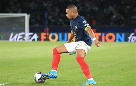 Equipe De France Le Nouveau Maillot Des Bleus Leuro A Fuit Et Il