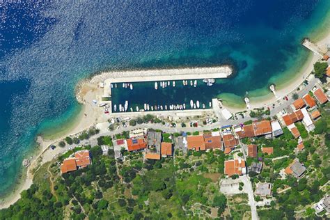 Atraktivno građevinsko zemljište 50 m od plaže Makarska rivijera