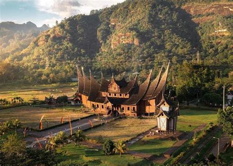 7 Keunikan Destinasi Wisata Budaya Bersejarah Istana Pagaruyung