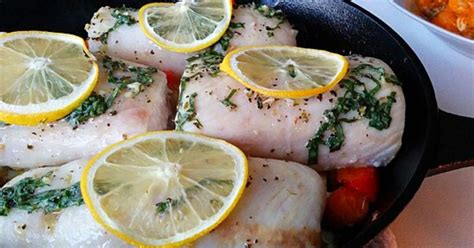 Pescado Al Lim N Acompa A Con Unas Papas Y Una Ensalada De Tomate