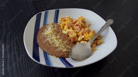 Huevo Con Jamón Y Frijoles Refritos Con Queso Jam And Egg With Beans