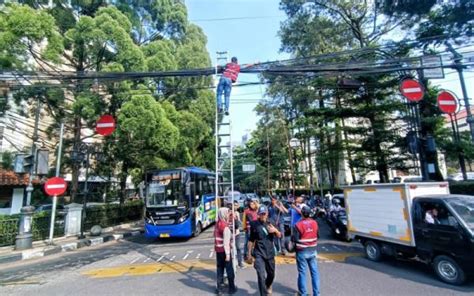 Pemkot Bandung Kembali Tertibkan Kabel Udara Yang Semrawut