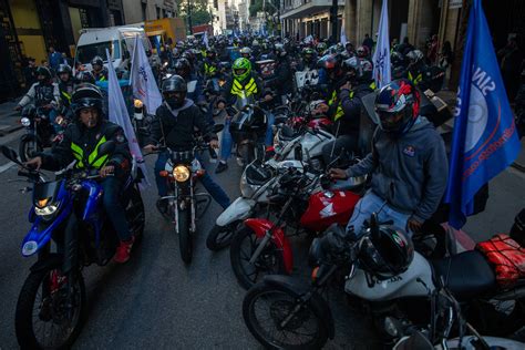 Motoboys fazem protesto pela padronização de entregadores nas ruas de