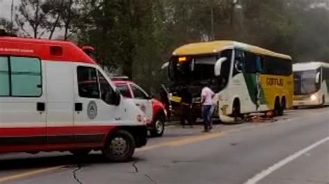 Acidente Entre Nibus E Caminh O Deixa Feridos Na Br Esp Rito