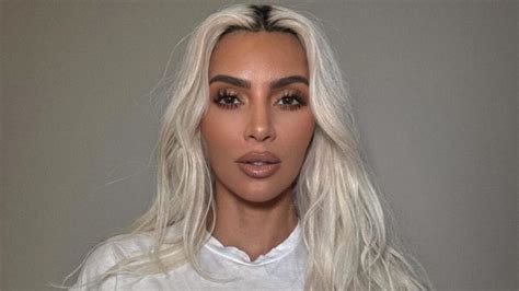 Kim Kardashian Look Boho Chic Per Presentare La Nuova Collezione Make Up