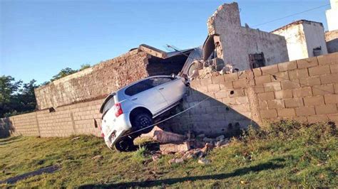 Un Auto Qued Incrustado En Una Casa Tras Un Despiste En Villa Mar A