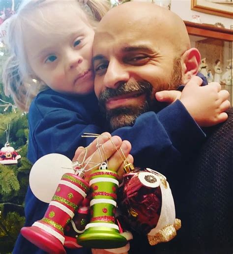 Homem gay solteiro adota menina síndrome de Down e ela floresce como a mais bela rosa