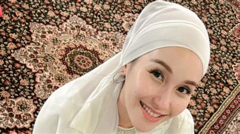 Potret Ayu Ting Ting Gelar Pengajian Sambut Ramadan Tampil Anggun