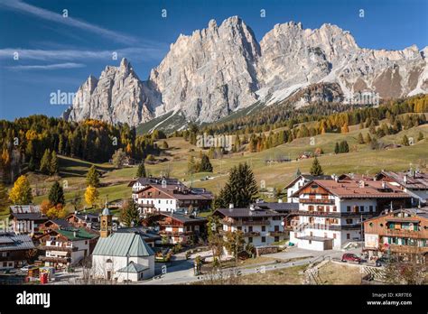 La Ciudad De Cortina En La Base De Los Dolomitas V Neto Italia