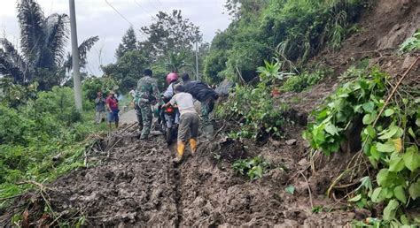 Longsor Tutup Badan Jalan Di Tana Toraja Personel TNI Bantu Warga