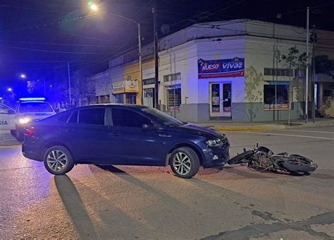 Chocaron un auto y una moto en una esquina céntrica Bragado TV