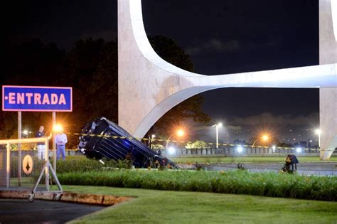 Motorista Se Confunde E Carro Cai Em Espelho D Gua No Pal Cio Do Planalto