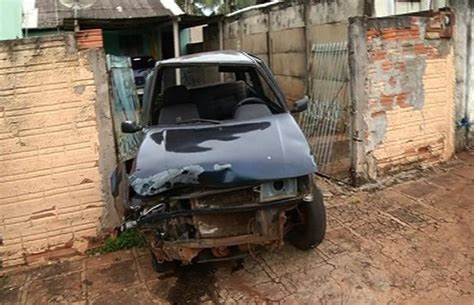 G Homens Furtam Carro E Batem O Ve Culo Durante A Fuga Em Jata Go