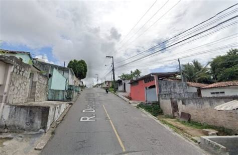 Desgovernado caminhão caçamba desce ladeira bate e destrói frente de