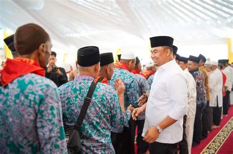 Sutan Riska Lepas Orang Cjh Dharmasraya Bertolak Ke Tanah Suci