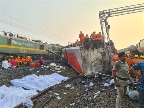 Coromandel Express Accident লাফিয়ে লাফিয়ে বাড়ছে মৃতের সংখ্যা চলছে