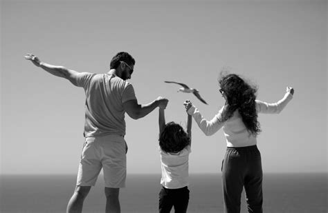 Vista Trasera De Una Familia Feliz En Vacaciones En La Playa Foto Premium