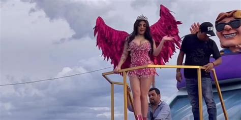 Karely Ruiz Fue Recibida A Huevazos Durante El Carnaval De Guaymas