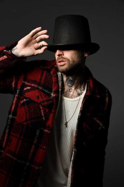 Un Hombre Con Sombrero Y Una Camisa Que Dice La Palabra Foto Premium