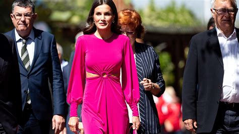 La Reina Letizia Ense A Abdominales Con Su Nuevo Vestido Fucsia Telva