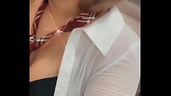 Esto es lo que hacen las chicas cuando van al baño en el club XVIDEOS