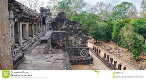 Templo De Baphuon En El Complejo De Angkor Camboya Imagen De Archivo