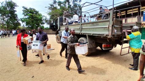 Elections Au Gabon Les M Dias Fran Ais Suspendus Pour Manque D