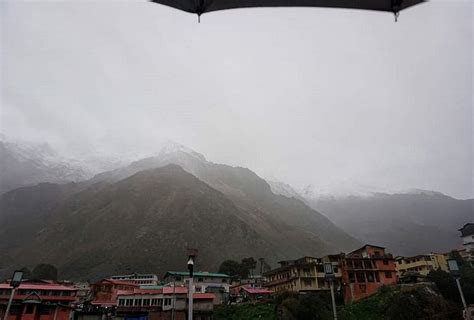 Uttarakhand Weather Update Today Snowfall In Badrinath Dham Peaks And Many Highway Closed