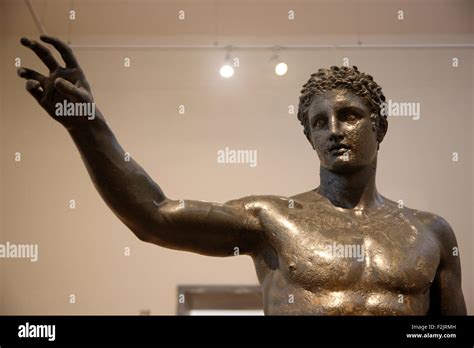 Statue en bronze d un jeune de l épave d Anticythère 340 330 avant J