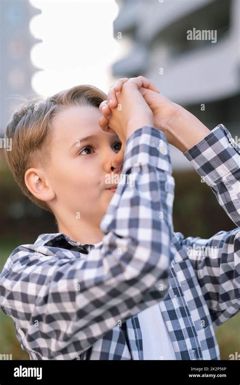 Der freche blonde Junge macht Gesichter und verwöhnt zeigt seine Zunge und dumm herum