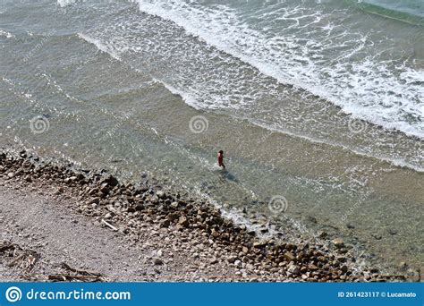 Gaeta Turista Solitaria Sulla Riva Della Spiaggia Di Sant Agostino