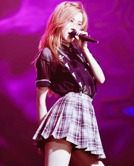 10 Amazing Pictures Prove Blackpink Rose Has The Tiniest Waist Koreaboo