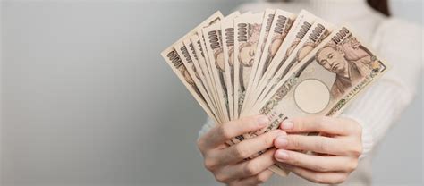 Mano De Mujer Sosteniendo La Pila De Billetes De Yen Japon S Dinero De