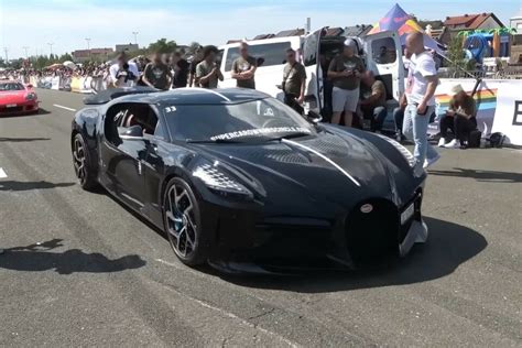 A rara aparição do Bugatti La Voiture Noire em uma drag race