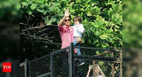 Pics Shah Rukh Khan And Son Abram Greet Fans Outside Mannat Hindi