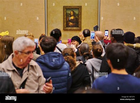 I Visitatori Prendere Selfie Foto Sui Loro Telefoni Di Fronte La Mona